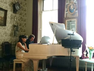 Tobias en Yukiko tijdens hun quatre mains 'De Bloemenwals' van Tsjaikovski (foto: Norman Langelaan)