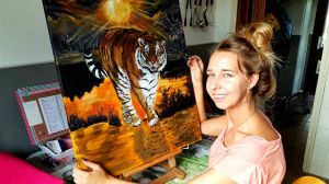 Ingrid%20Ros%20met%20schilderij%20%20tijger